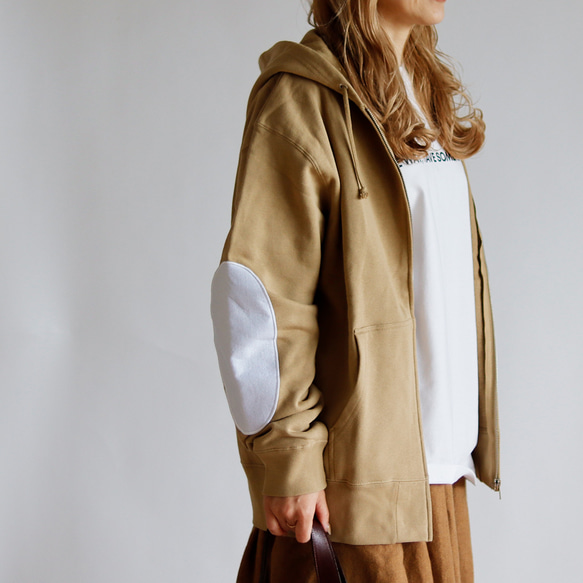 限定色】エルボーパッチパーカー（サンドカーキ/ホワイトフェルト