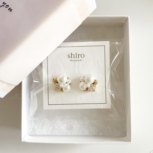 ドラマティックなゴールドフラワーのピアス/イヤリング