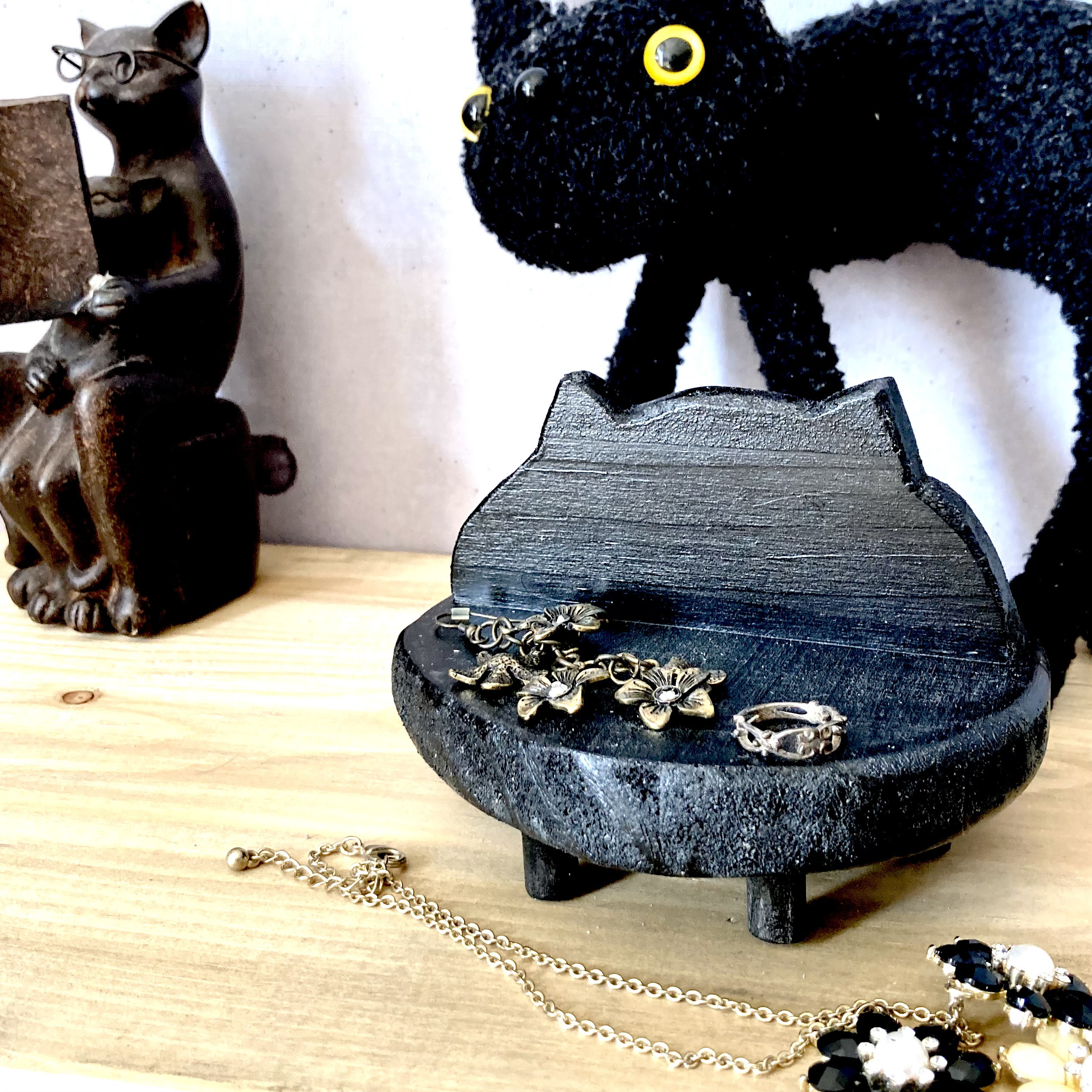 アクセサリー収納 スマホスタンドにもなる 木製 猫ベンチ アクセサリー