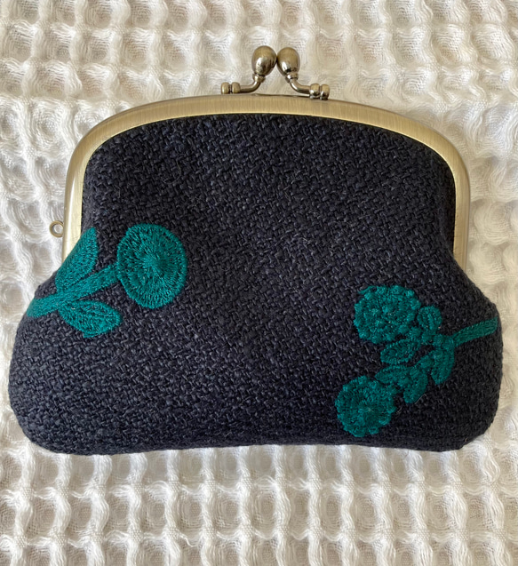 親子がま口財布(ネイビー)＊ミナペルホネン×リバテ 刺繍が可愛いリネンのbonheurボナールを使ったがま口＊ラストです 4枚目の画像