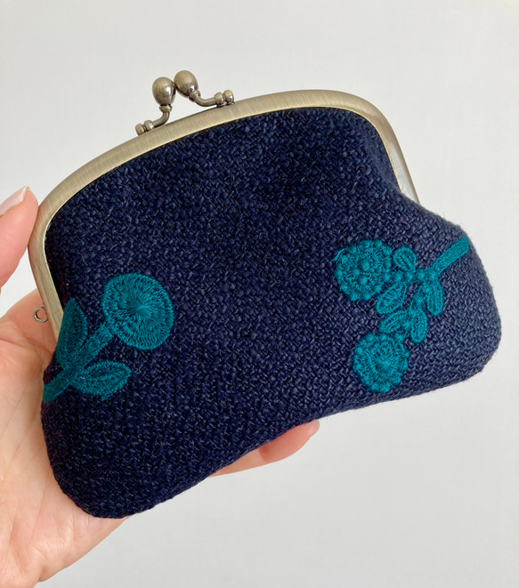 親子がま口財布(ネイビー)＊ミナペルホネン×リバテ 刺繍が可愛いリネンのbonheurボナールを使ったがま口＊ラストです 2枚目の画像