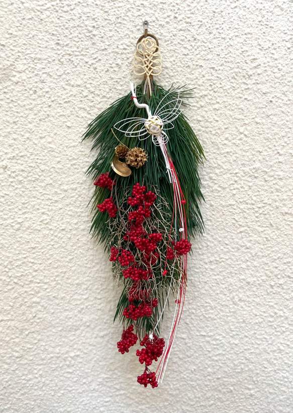 再販　お正月飾り　お正月リース　松、鶴の水引　赤　赤い木の実 1枚目の画像