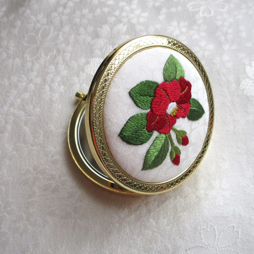 赤い椿】日本刺繍のコンパクトミラー Gold ◇オフホワイト生地◇ 刺繍