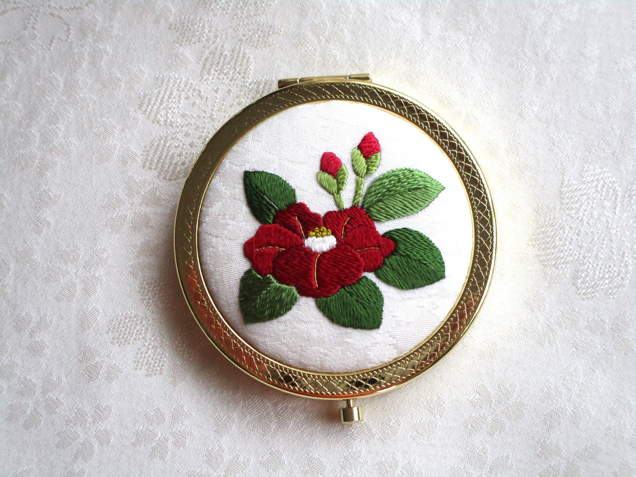 赤い椿】日本刺繍のコンパクトミラー Gold ◇オフホワイト生地