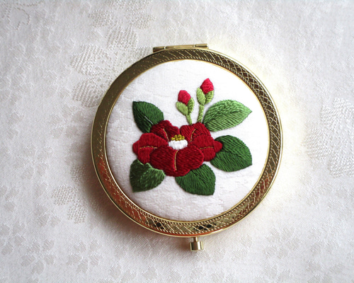 赤い椿】日本刺繍のコンパクトミラー Gold ◇オフホワイト生地