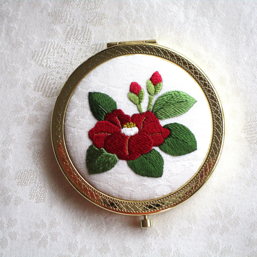 赤い椿】日本刺繍のコンパクトミラー Gold ◇オフホワイト生地