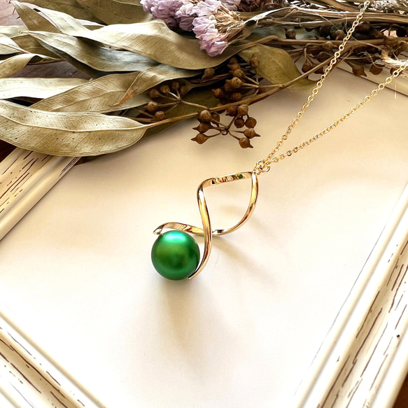 美麗的長項鍊，飾有螺旋形和綠色施華洛世奇珍珠，防過敏 第1張的照片