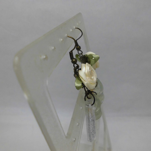 イヤリングへの変更可能) お花と3色のレジンパーツでピアス