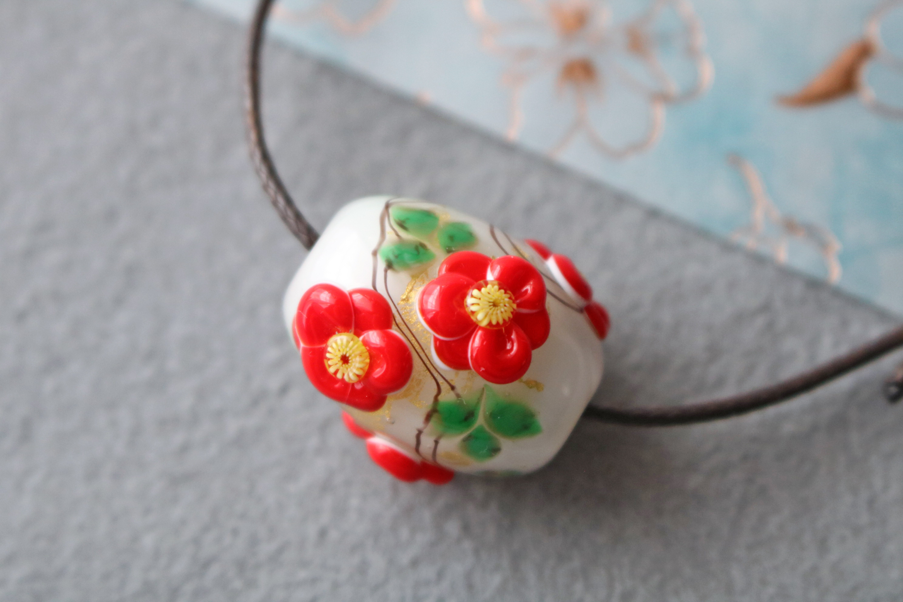 椿のとんぼ玉（ガラス玉）金箔入り