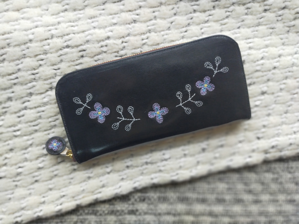 刺繡皮革皮夾「Sumire」光澤黑色（山羊皮革）☆纖薄輕便☆圓形拉鍊 第5張的照片