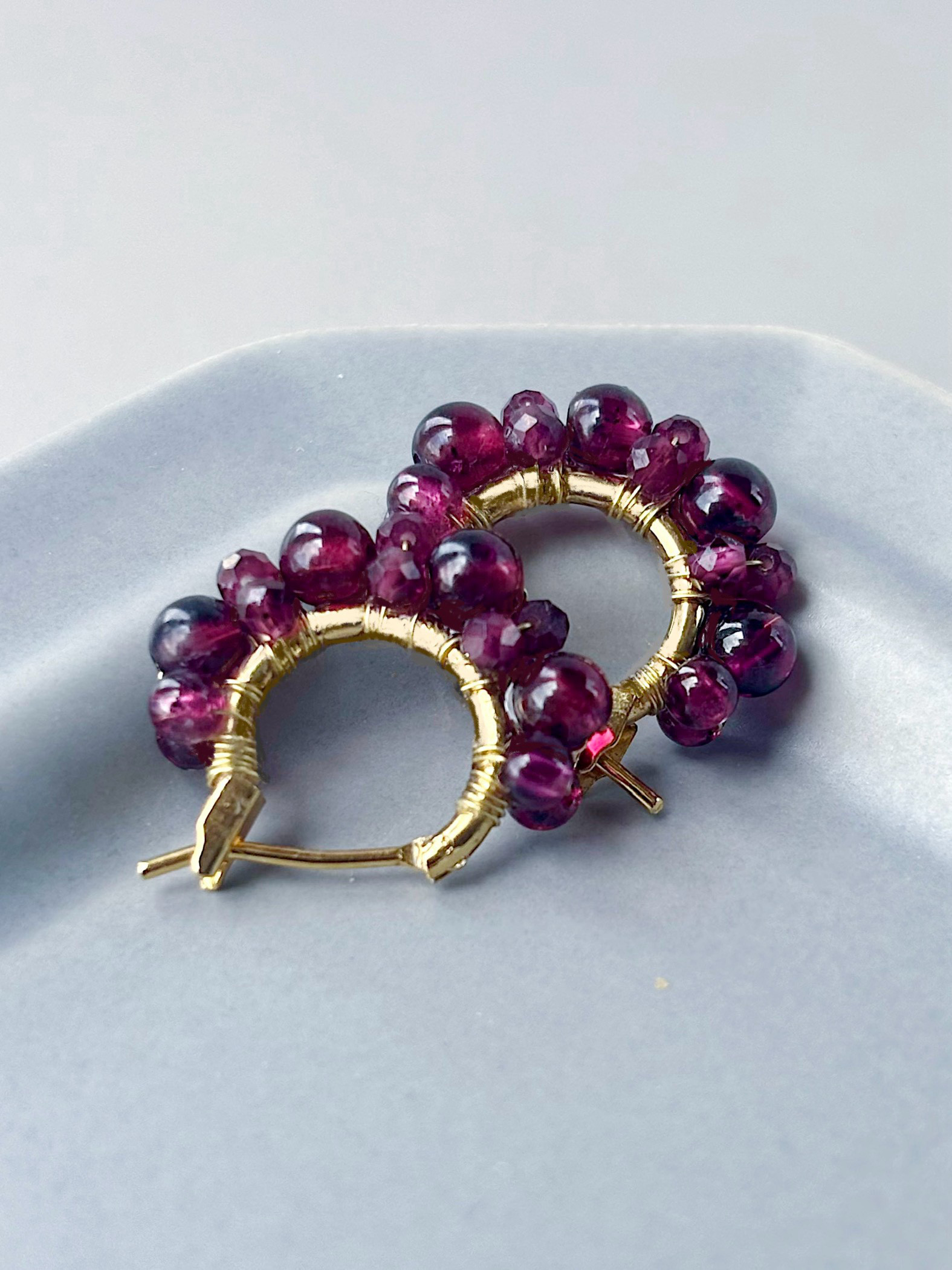 宝石質ガーネットAAAのフープピアス／モザンビーク産・しずく型・K16GP