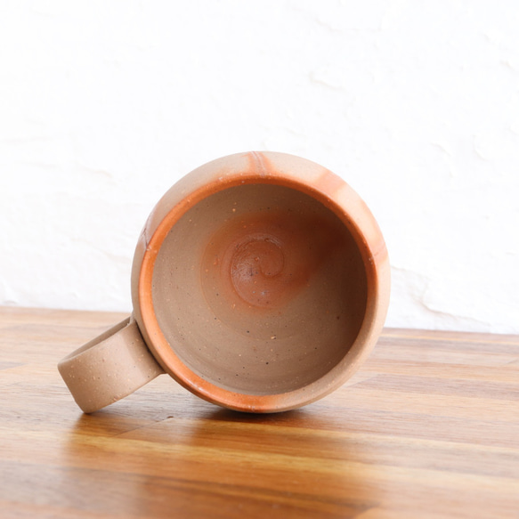 備前焼　丸いコーヒーカップ【緋襷】【B】〈陶器・コーヒーカップ・コップ〉 4枚目の画像