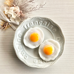 目玉焼き 髪留め ヘアクリップ フェイクフード ミニチュアフード 1枚目の画像