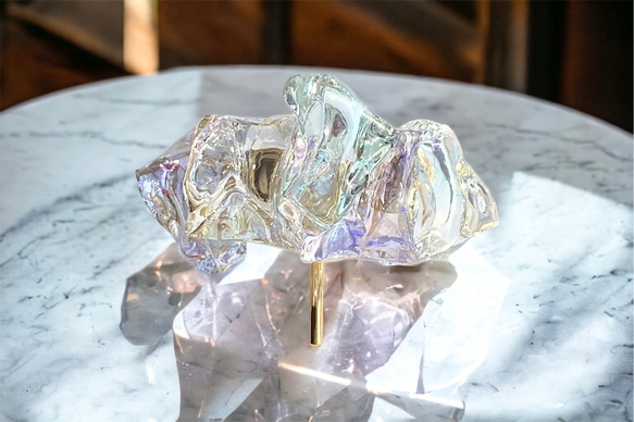 光を纏うアイスロックポニーフック　氷　レインボー　ユニコーン　ヘアアレンジ　水晶　天然石　きれいめ　まとめ髪　ゴールド 1枚目の画像