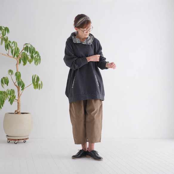 翻新再次上架 x 3 * 露肩高領衫 * 花卉鉤邊連帽衫 * 抓絨內襯 * 套頭衫 * 炭灰色 第4張的照片