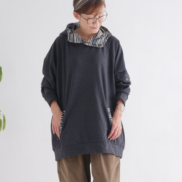 翻新再次上架 x 3 * 露肩高領衫 * 花卉鉤邊連帽衫 * 抓絨內襯 * 套頭衫 * 炭灰色 第5張的照片