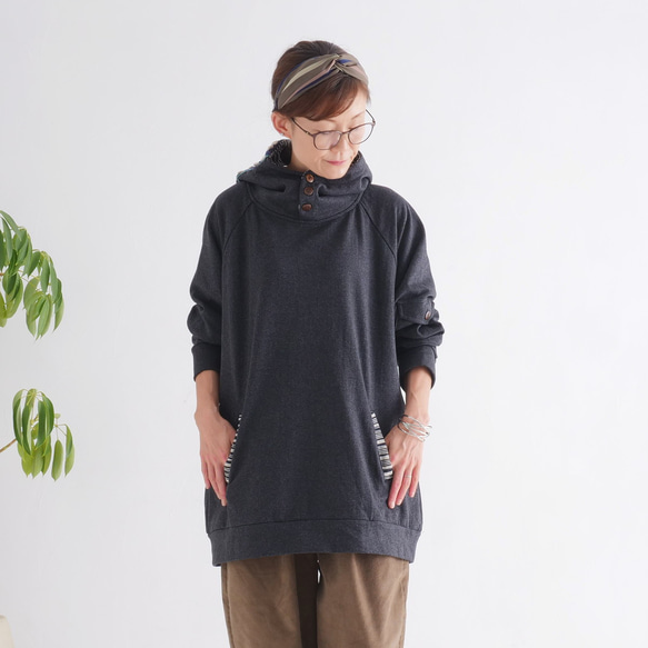 翻新再次上架 x 3 * 露肩高領衫 * 花卉鉤邊連帽衫 * 抓絨內襯 * 套頭衫 * 炭灰色 第2張的照片