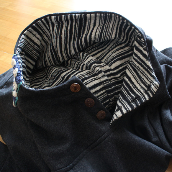 翻新再次上架 x 3 * 露肩高領衫 * 花卉鉤邊連帽衫 * 抓絨內襯 * 套頭衫 * 炭灰色 第10張的照片