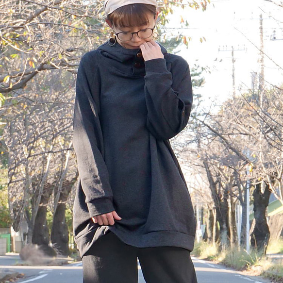 翻新再次上架 x 3 * 露肩高領衫 * 花卉鉤邊連帽衫 * 抓絨內襯 * 套頭衫 * 炭灰色 第7張的照片