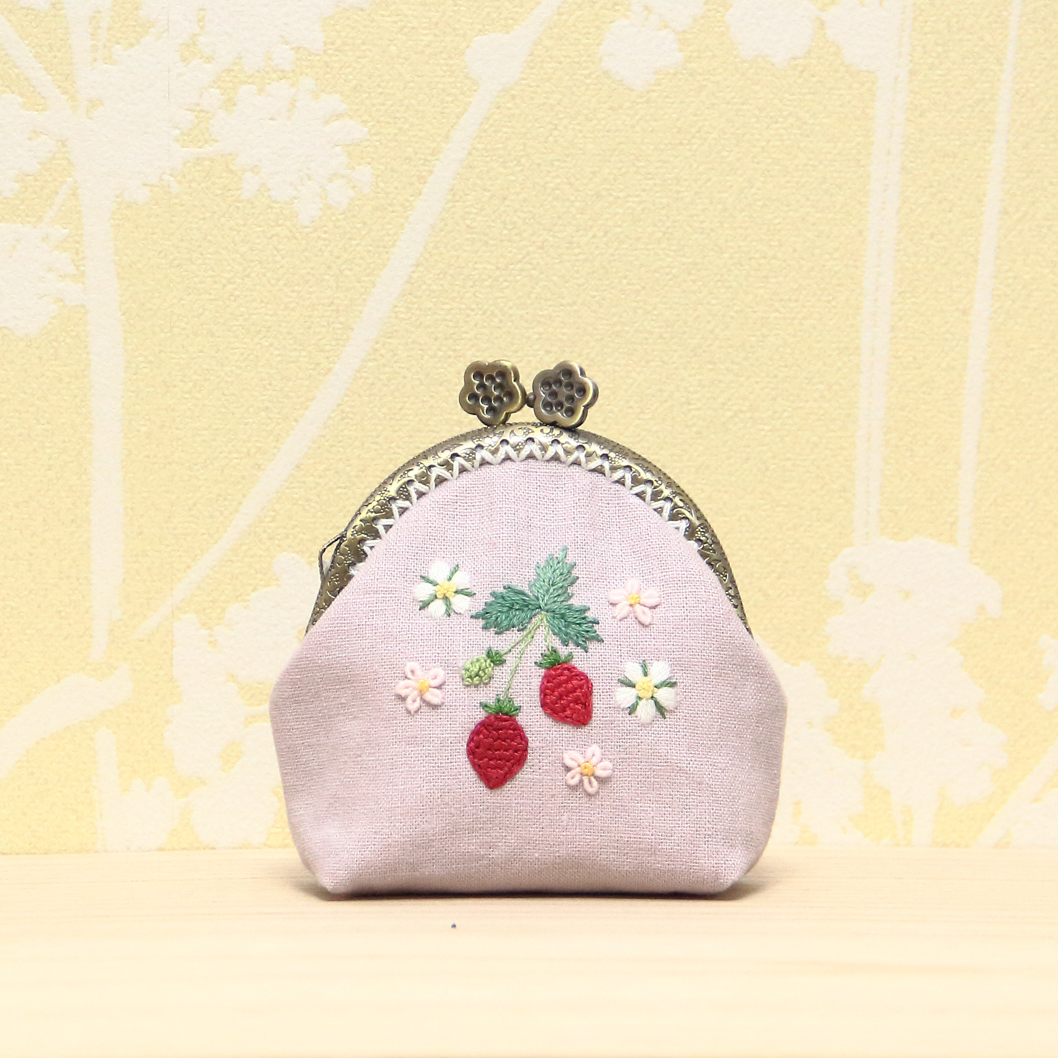 いちご 刺繍 がま口 ミニポーチ 手刺繍 縫い付け がま口