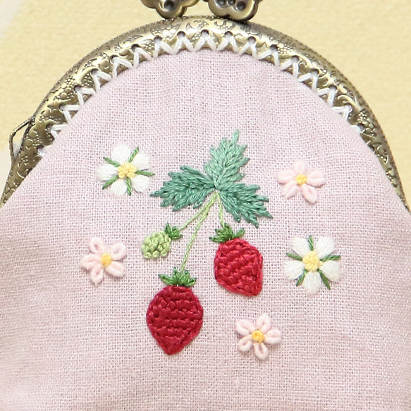 草莓刺繡 gamaguchi 迷你袋手工刺繡縫製 第6張的照片