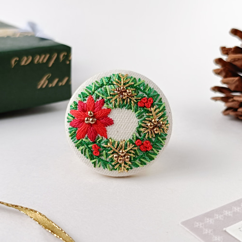 リースのブローチ ポインセチアのクリスマスリース刺繍ブローチ（赤）or刺繍ヘアゴム