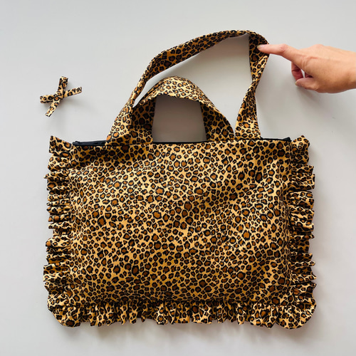 長方形のクッションみたいな フリルトートバッグ Sサイズ ヒョウ