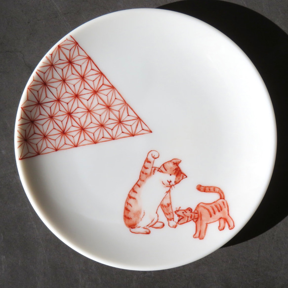 トラネコvs張子の虎の小皿 赤絵 手描きの器 小皿 neko opera 通販