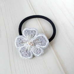 ビーズ刺繍◆オーガンジー刺繍の花のヘアゴム グレーホワイト 1枚目の画像