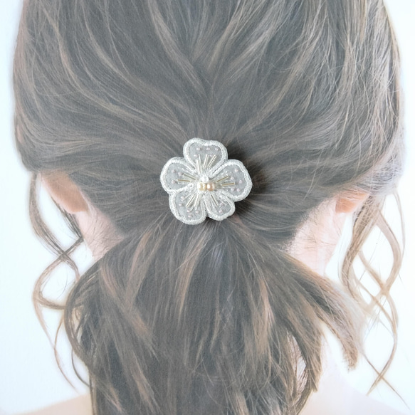 ビーズ刺繍◆オーガンジー刺繍の花のヘアゴム グレーホワイト 5枚目の画像