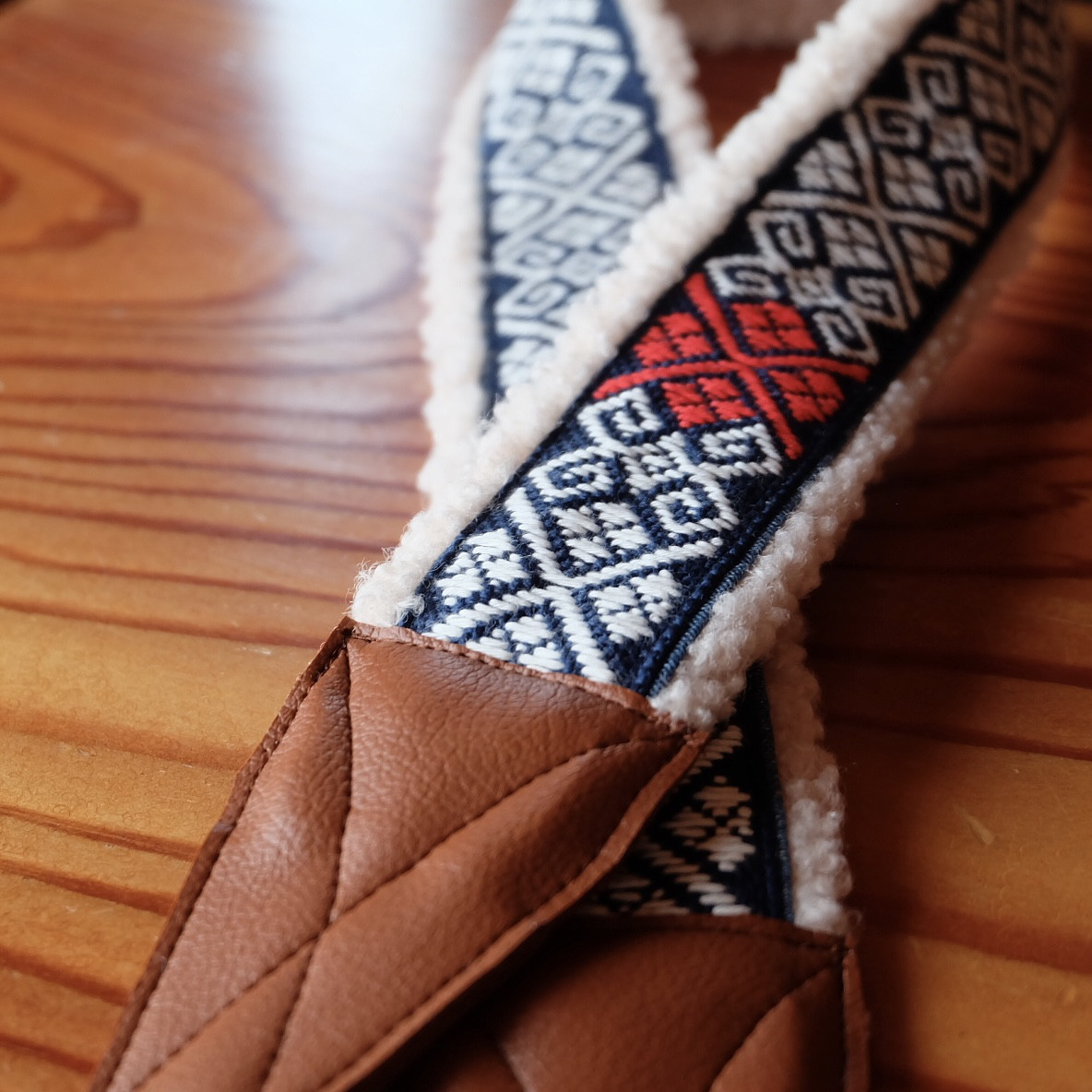 こぎん刺し総刺しモコモコカメラストラップ ♡藍【刺繍☺︎ボア】ファー☺︎エコファー⌘受注製作⌘ ボア2024