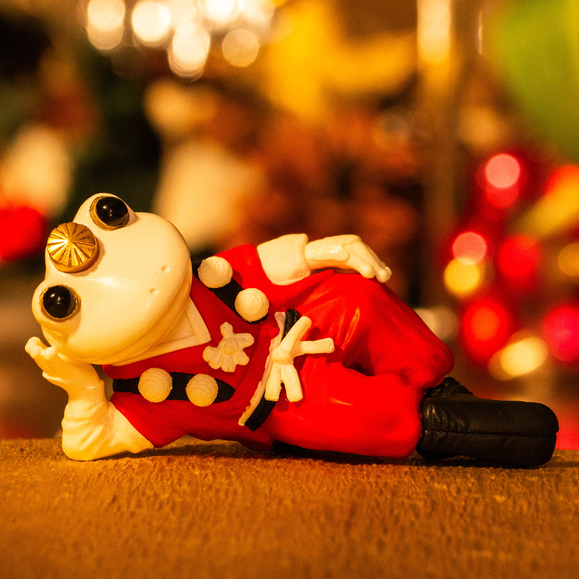 【クリスマス限定衣装】サンタクロース風の山伏姿で修行をダラけてるカエルの縁起物