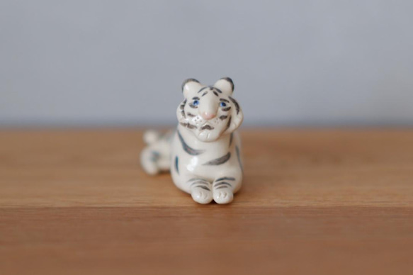 虎の置き物(白) 干支飾り　お正月飾り 2枚目の画像