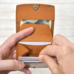 易於操作（容量）的迷你錢包，6 張卡，雙折，薄駝色，義大利皮革 第8張的照片