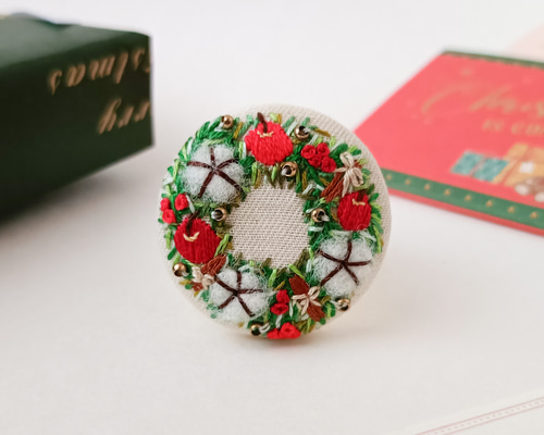 りんごと綿花のクリスマスリース刺繍ブローチ ブローチ かなちゃん手