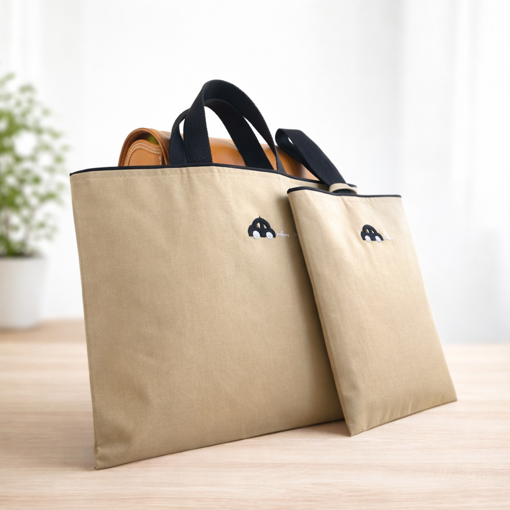 ＊手刺繍＊ 黒い車のレッスンバッグと上履き入れの2点セット ＊入園入学2026＊