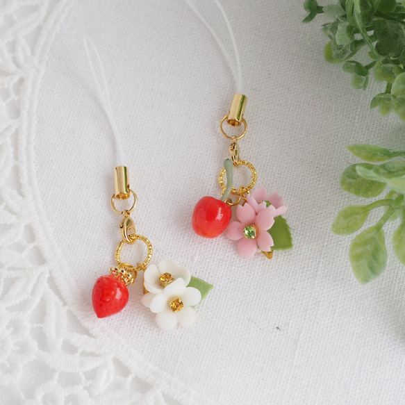 小さな苺と苺のお花のストラップ 5枚目の画像