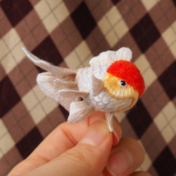 【立体刺繍オブジェ】手毬金魚 タンチョウ 「夢々-mumu」12月限定 8枚目の画像