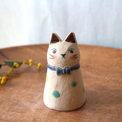 陶器で作った人形 ネコのマフィン  ( ボウタイ 1 ) 2枚目の画像
