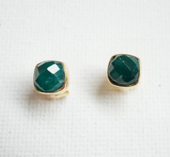 Dyed Emerald Square earrings エメラルドスタッドピアス　エメラルド 2枚目の画像