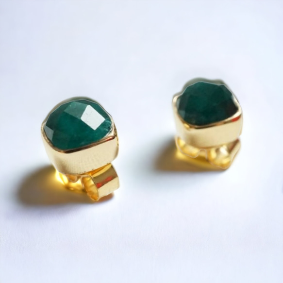 Dyed Emerald Square earrings エメラルドスタッドピアス　エメラルド 4枚目の画像