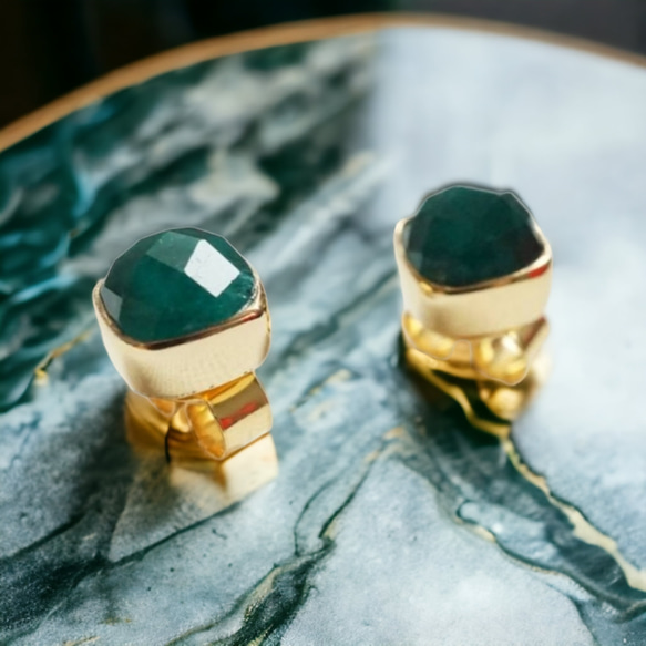 Dyed Emerald Square earrings エメラルドスタッドピアス　エメラルド 1枚目の画像