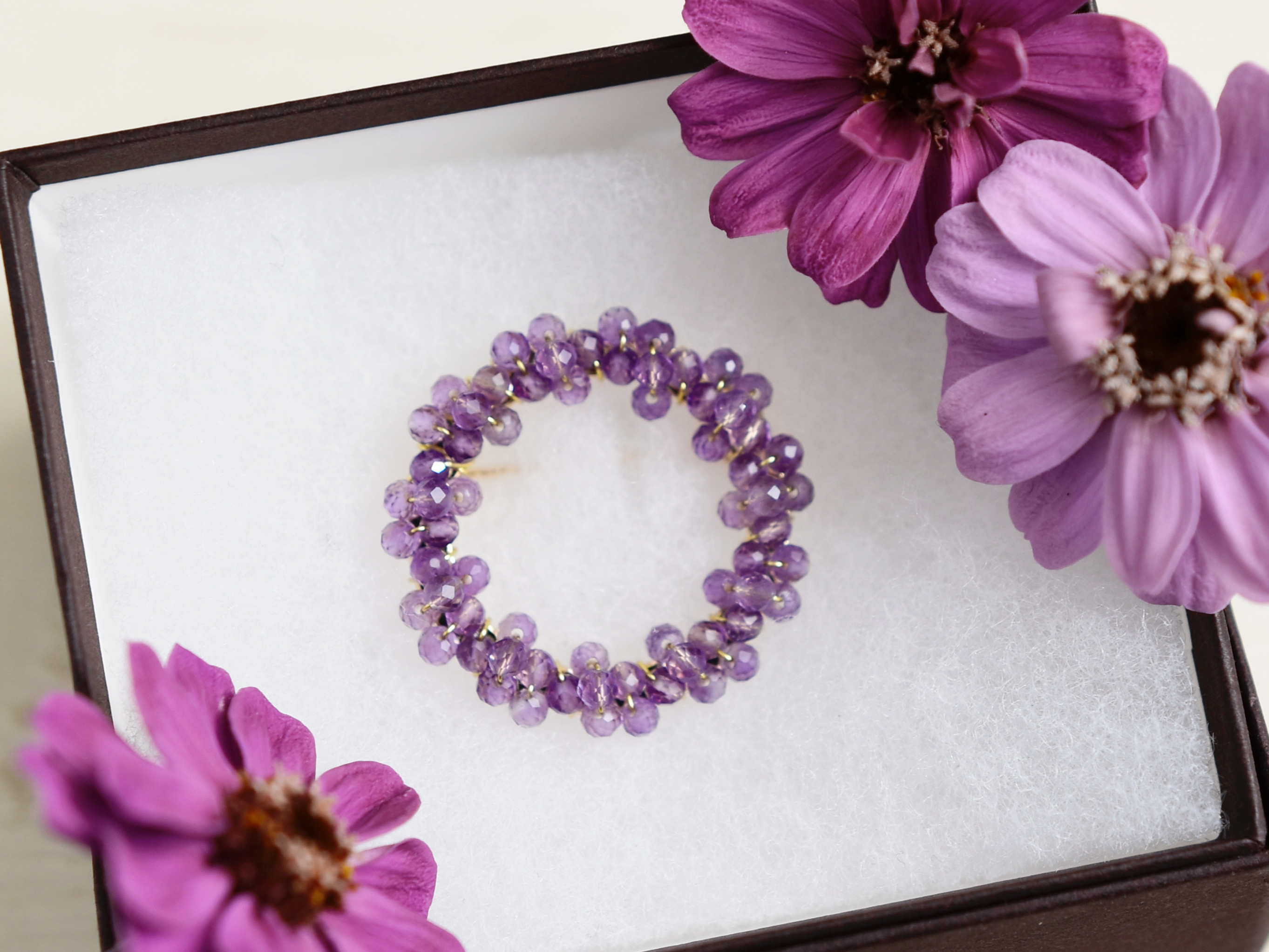 【ブローチ・S（M／Lサイズに変更可能）】アメジスト　ラベンダー　紫色のお花のリース／女性の喜寿祝いや古希祝いにも