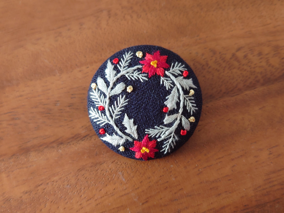 刺繍ブローチ「クリスマスリース ネイビー」くるみボタン 2枚目の画像