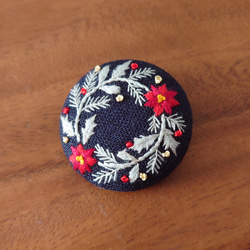 刺繍ブローチ「クリスマスリース ネイビー」くるみボタン 3枚目の画像