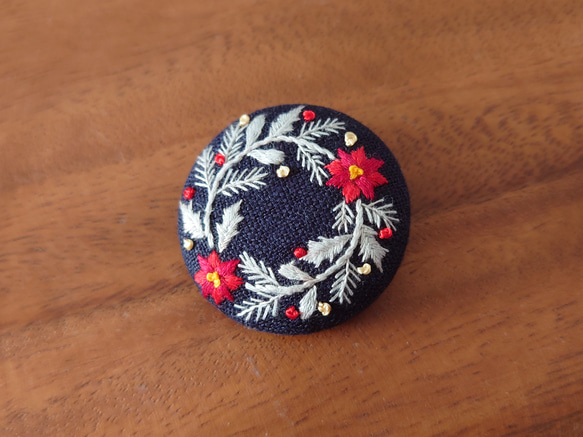 刺繍ブローチ「クリスマスリース ネイビー」くるみボタン 3枚目の画像