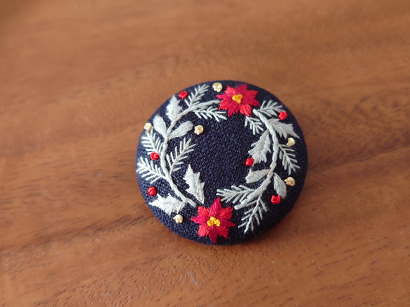 刺繍ブローチ「クリスマスリース ネイビー」くるみボタン 5枚目の画像