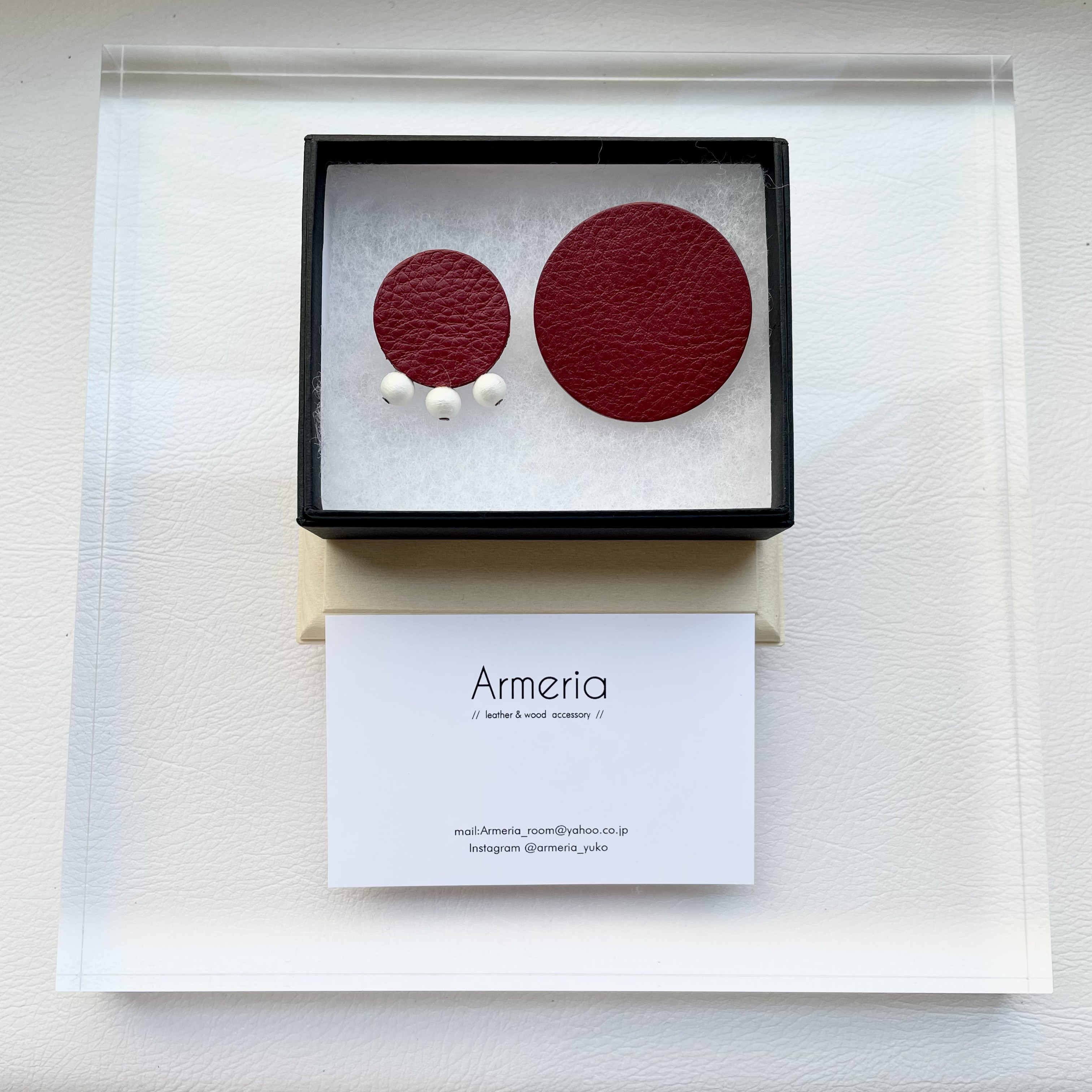 《dots／Red Perl》大人の赤・レザーピアスor イヤリング　　シンプルなアシンメトリーデザイン
