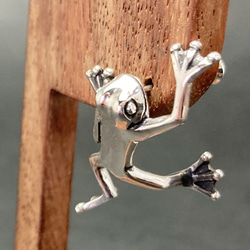 耳を登ろうとするカエルのピアス「FROG PIERCE 2」 1枚目の画像