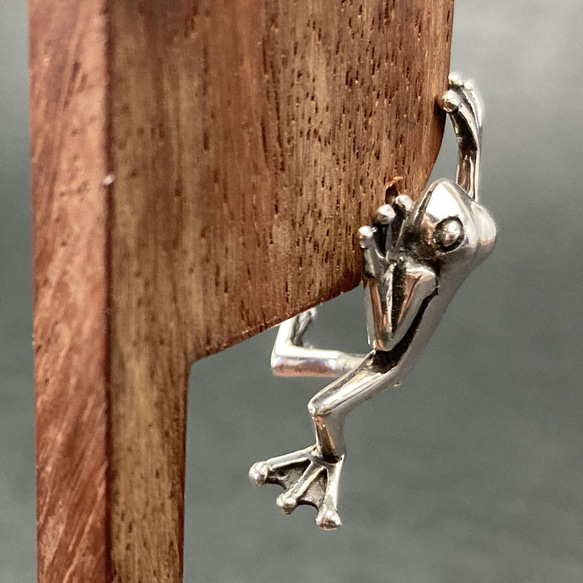 耳を登ろうとするカエルのピアス「FROG PIERCE 2」 2枚目の画像